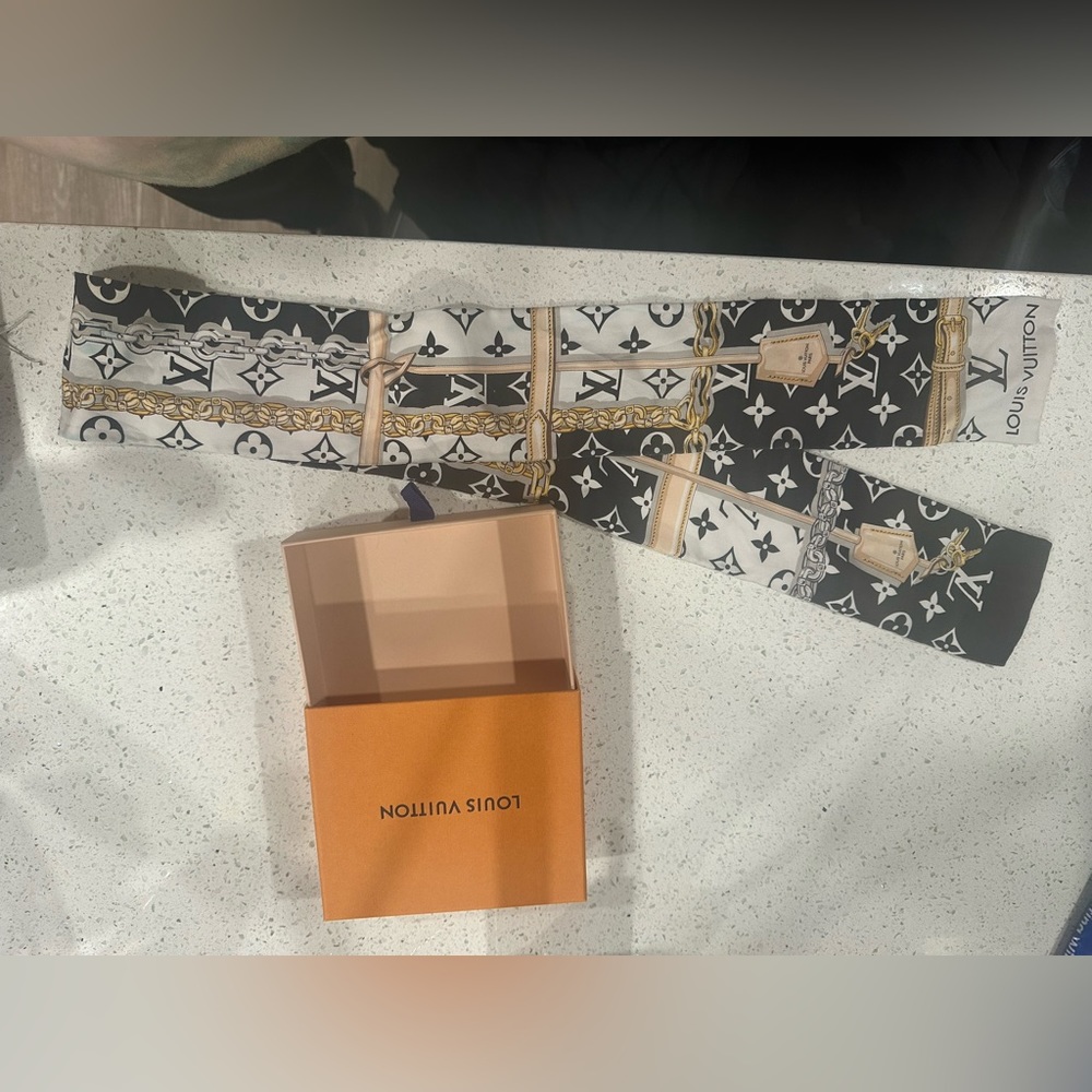 LOUIS VUITTON Monogram Confidential Bandeau Authentic.